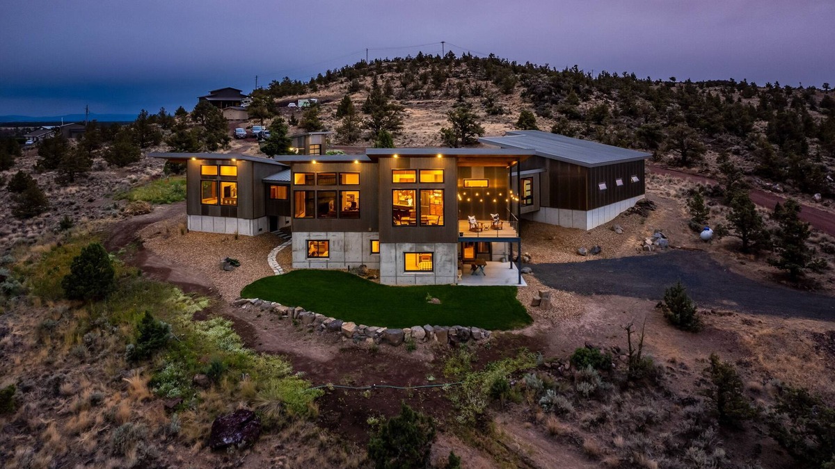 Terrebonne House | Modern Retreat with Cascade & Smith Rock Views