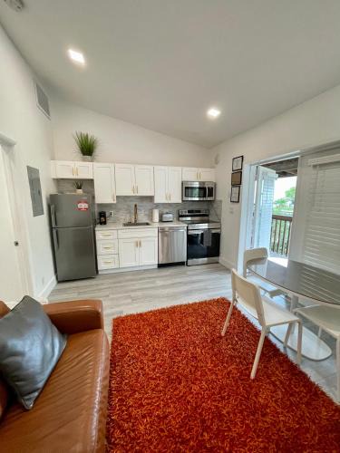 Sailboat Bend Apartment | Modern Riverview Apartments