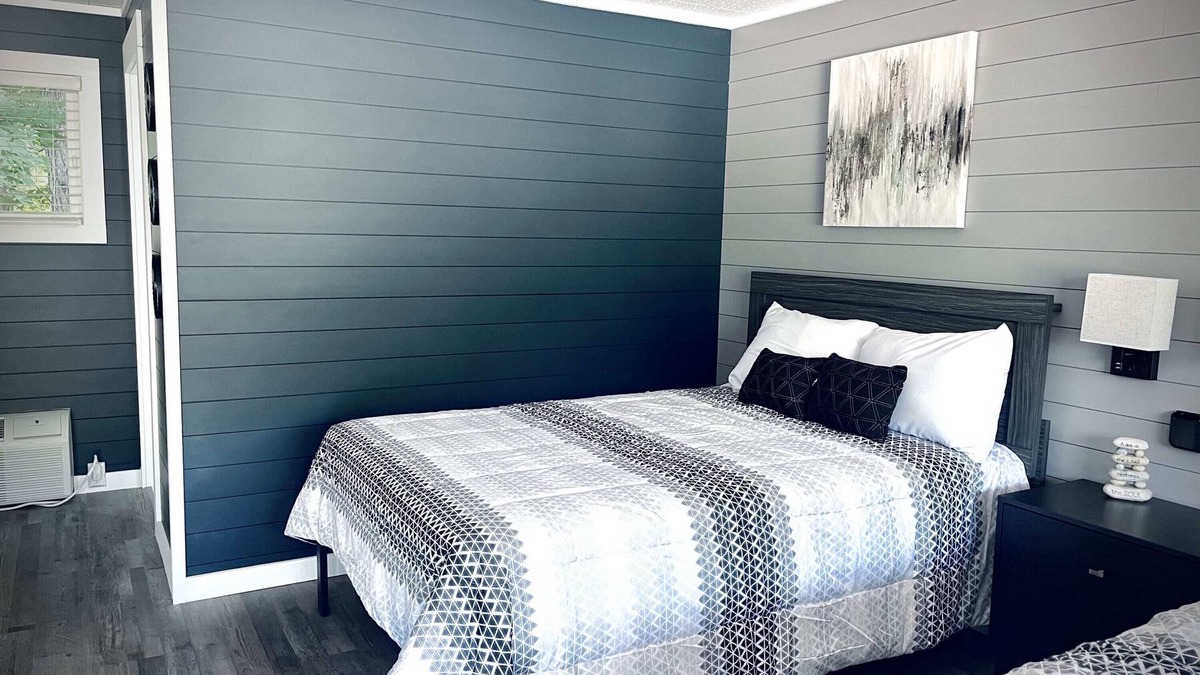 Roscommon Apartment | Modern Room 9-Newly Renovated