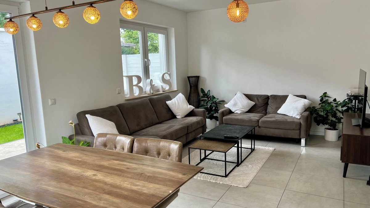 Biesdorf House | Modern Room in House w/Pool & Backyard. Easy & quick access to City Center