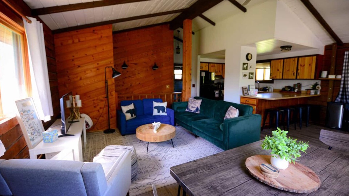 Hinckley Cabin | Modern Rustic Cabin.Hottub.Sleeps9.nearStCroixStPk