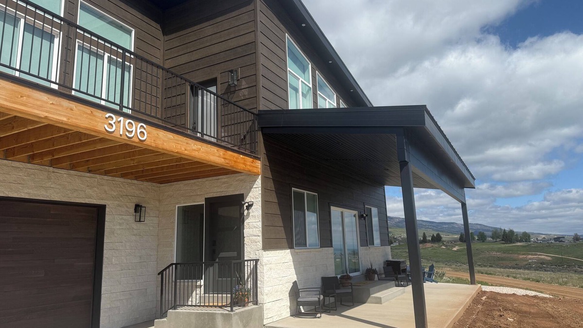 Sweetwater House | Modern Rustic Cabin - Sleeps 26 - Hot Tub, Theatre, Pickleball, Putting Green