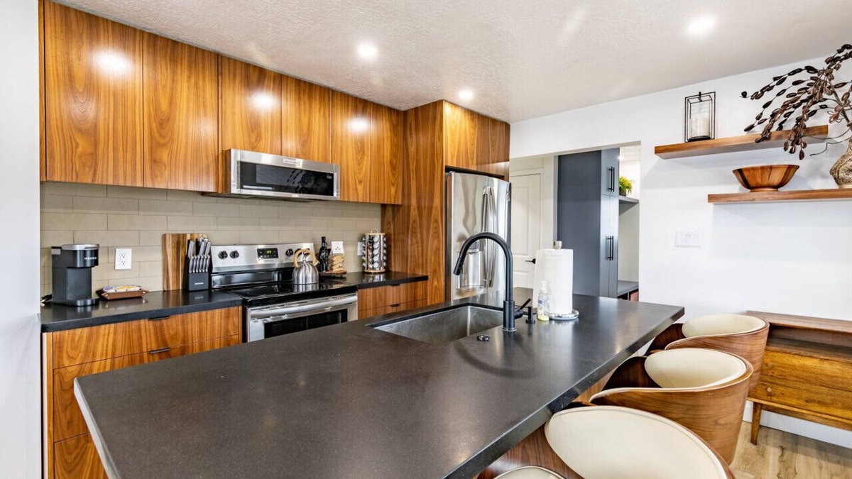 People's Freeway Apartment | Modern Rustic House with Hot Tub Near Downtown