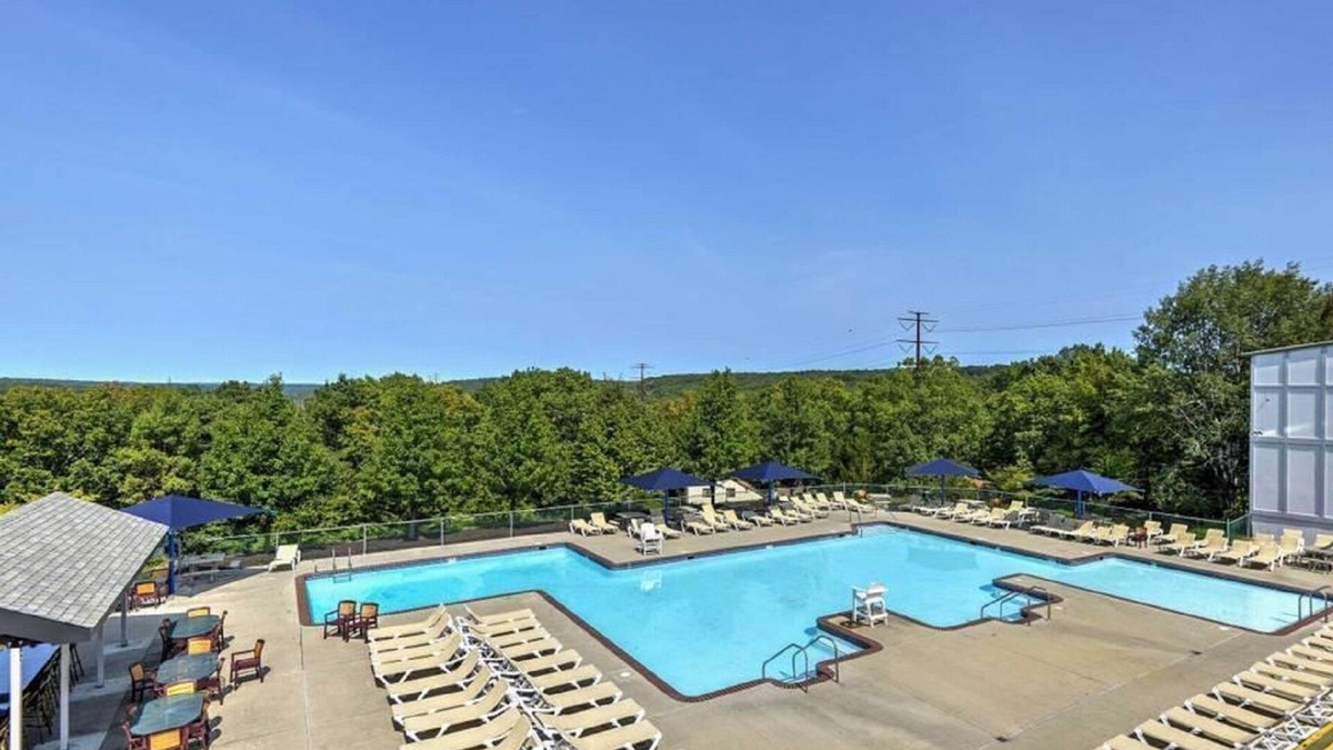 Bushkill House | Modern Rustic Lodge! 2 min. walk to Ski Slopes, 6 TVs, Linens, WiFi, A/C,FirePit