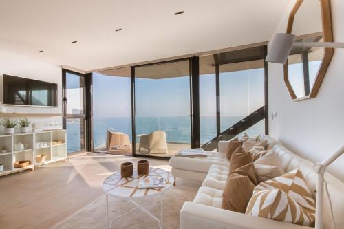 L'Albufereta Apartment | Modern sea front jacuzzi Blue Sky