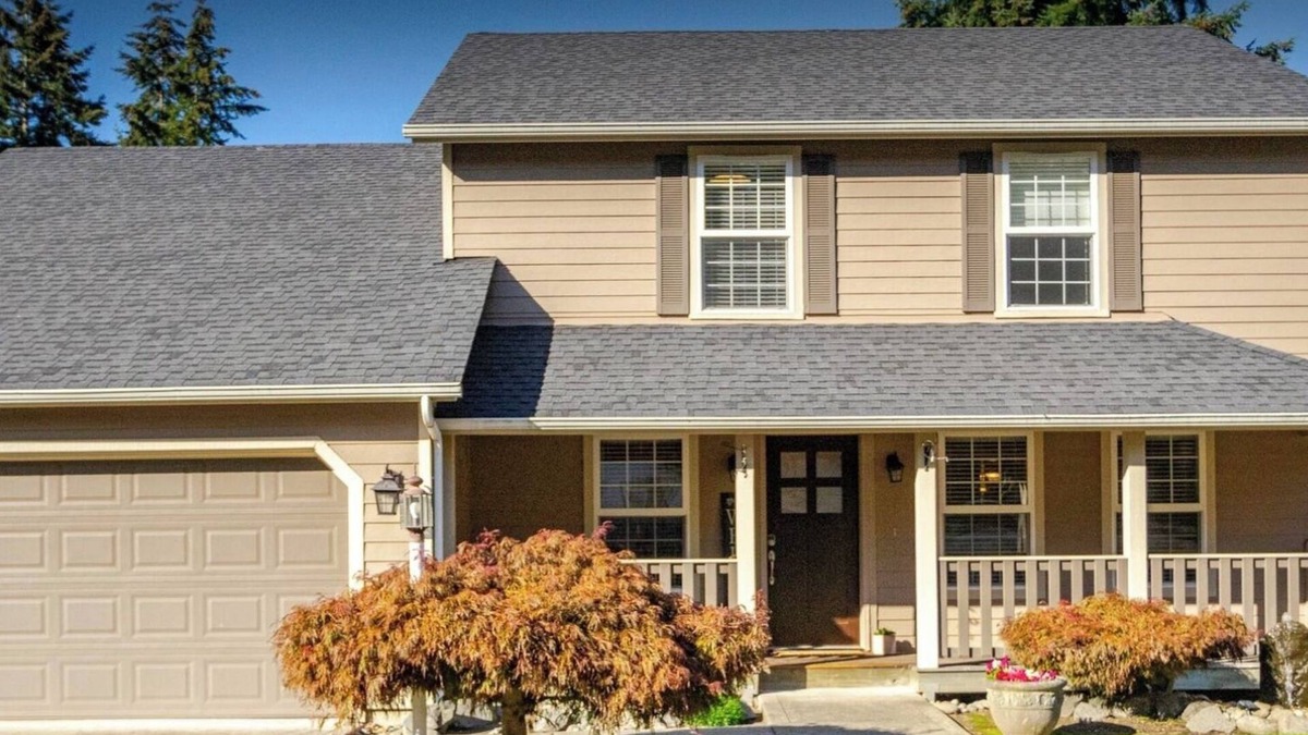 Olympia House | Modern Self check-inLarge Fenced Yard A/C Close to Everything Quiet Neighborhood
