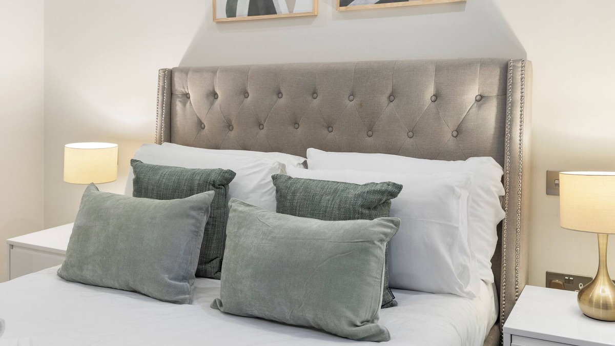 Parsons Green and Walham Apartment | Modern Simplicity: Minimalist 2-BR Flat in London