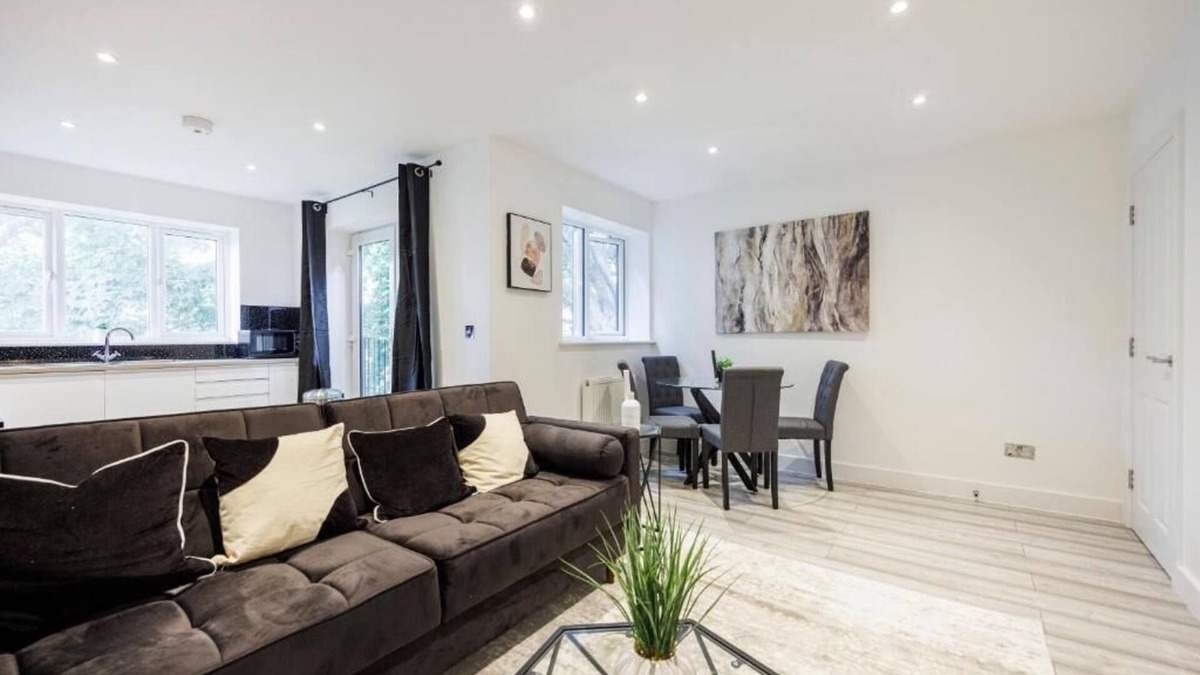 Southend-on-Sea Apartment | Modern & Sleek 1BR City Centre Nr High Street by Luxiety Stays