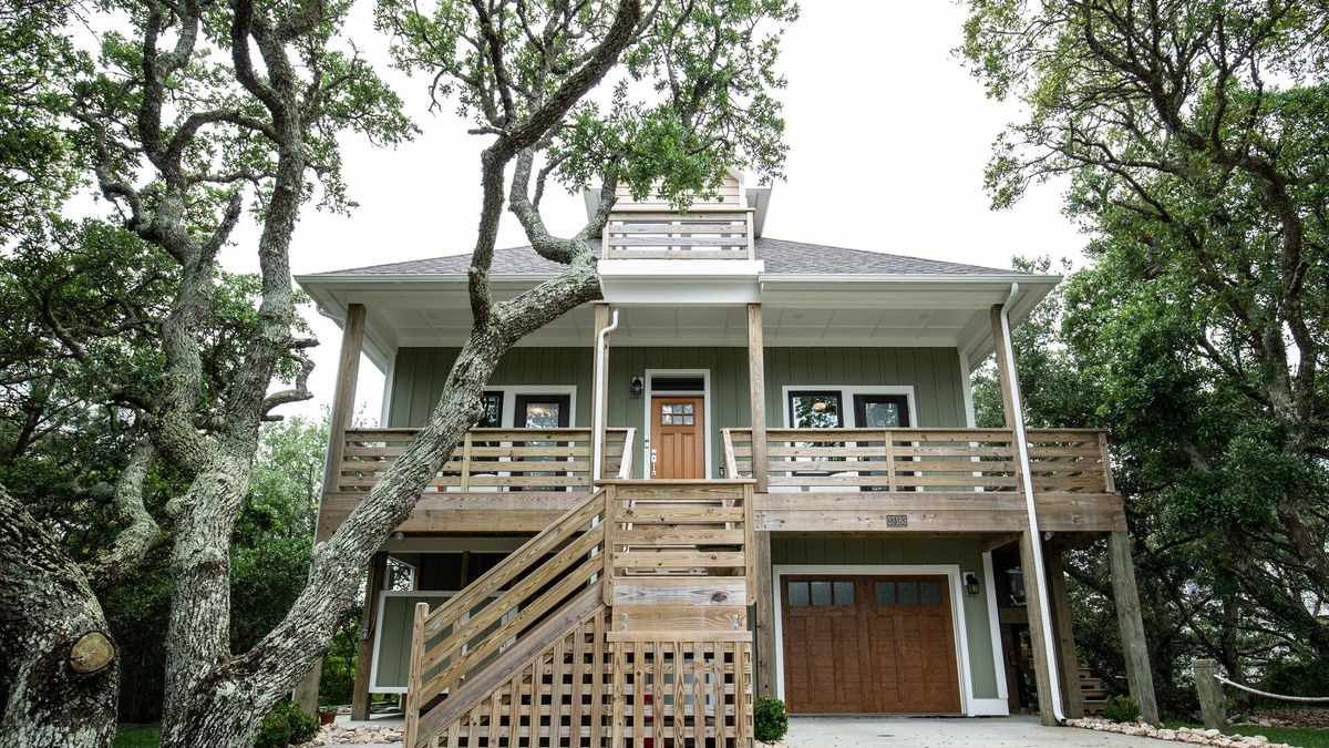 Spindrift Banks Apartment | Modern Soundfront Studio, Pier access, Sunsets, Fishing, Watersports, Beach