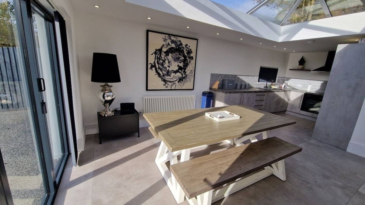 Merthyr Tydfil House | Modern & Spacious 5 Bedroom Bungalow with Parking