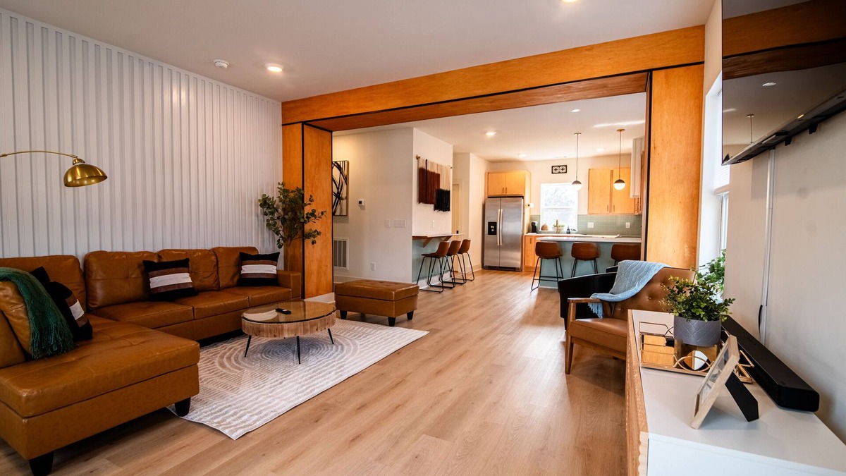 Donelson House | Modern Spacious 3 Story home w/3 Vanity rooms. 5 minutes to BNA, 10 to Opry