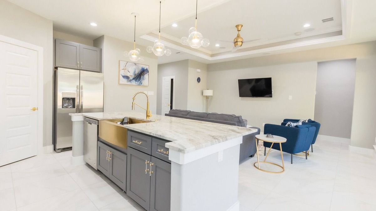 Southeast Houston House | Modern Spacious 4 Bedroom Home. Close to Texas Medical Center, NRG, Downtown