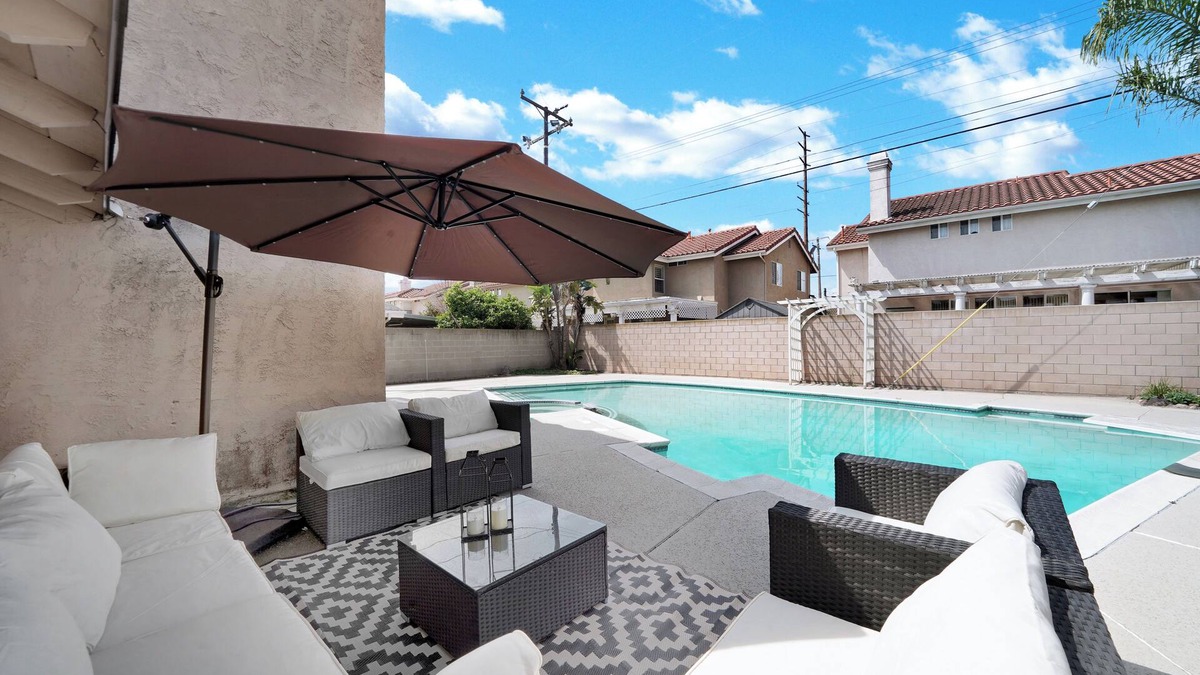 Midway City House | Modern Spacious Central 5 bedroom Pool House with Spa