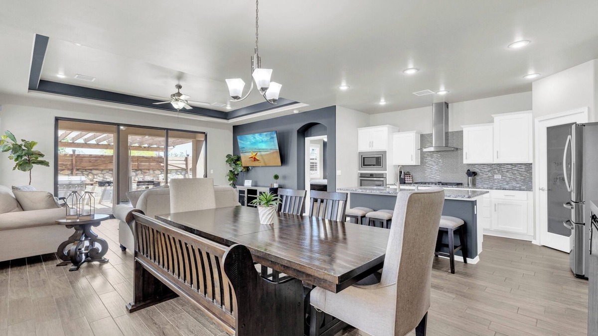 Biggs Field House | Modern Spacious Family Retreat- Comfort & Style Await
