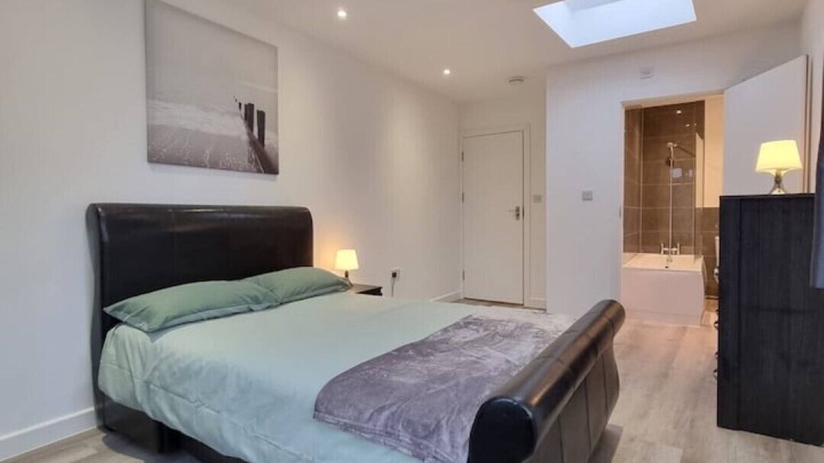 Wandsworth Apartment | Modern Spacious Flat in South West London
