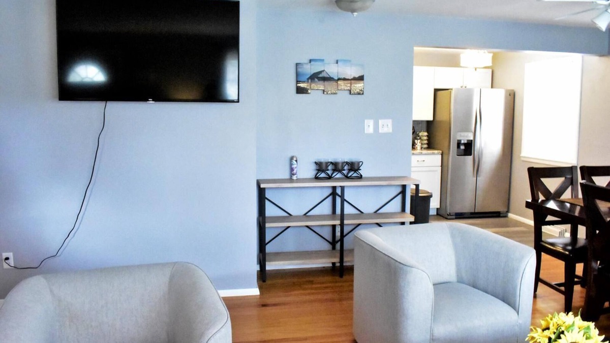 Manhattan House | Modern & Spacious ~ Near Bill Snyder ~ ♛Royal Beds