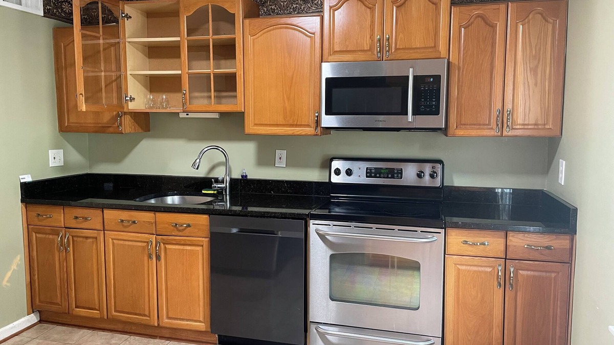 Newington House | Modern Springfield 3BR - Walk to Shops - Minutes to DC & Fort Belvoir
