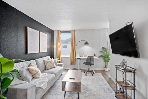 Corryville Apartment | Modern Stay Comfort-Free Parking