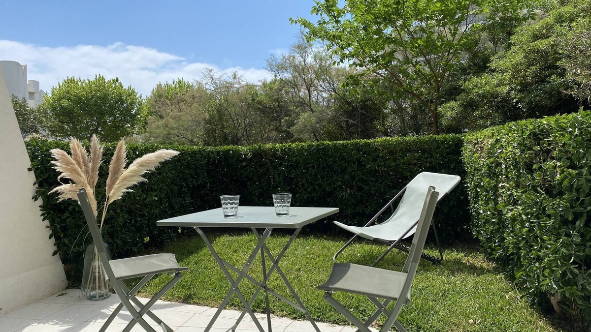 Le Couchant Apartment | Modern studio 150 m from the sea with large terrace and garden