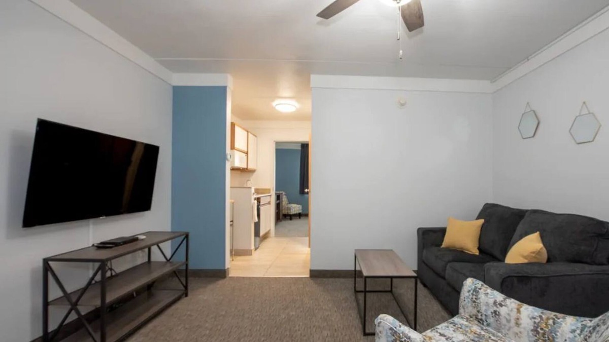 Indianola Apartment | Modern Studio Apartment w/Kitchenette