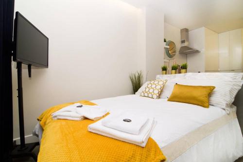 Embajadores Apartment | Modern Studio in Embajadores Street by Batuecas