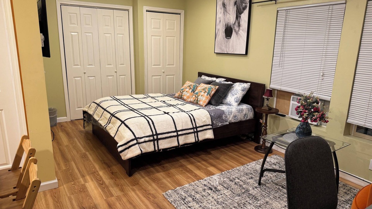 Squire Park Apartment | Modern Studio Prime Location Free Onsite Parking