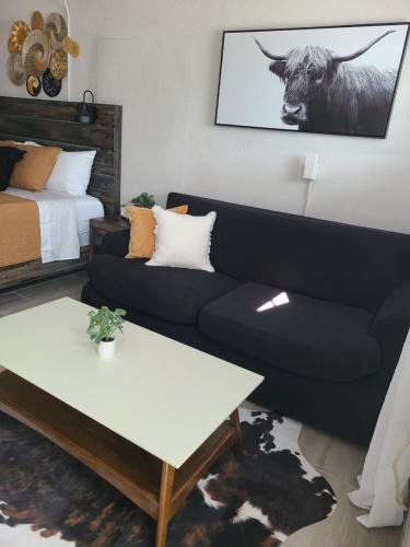 Bryant Apartment | Modern Studio Retreat with King Bed - Cozy Comfort