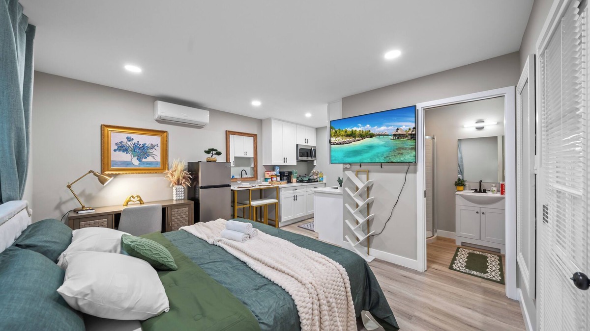 La Presa Apartment | Modern Studio w King Bed, Full Kitchen, Gated Yard
