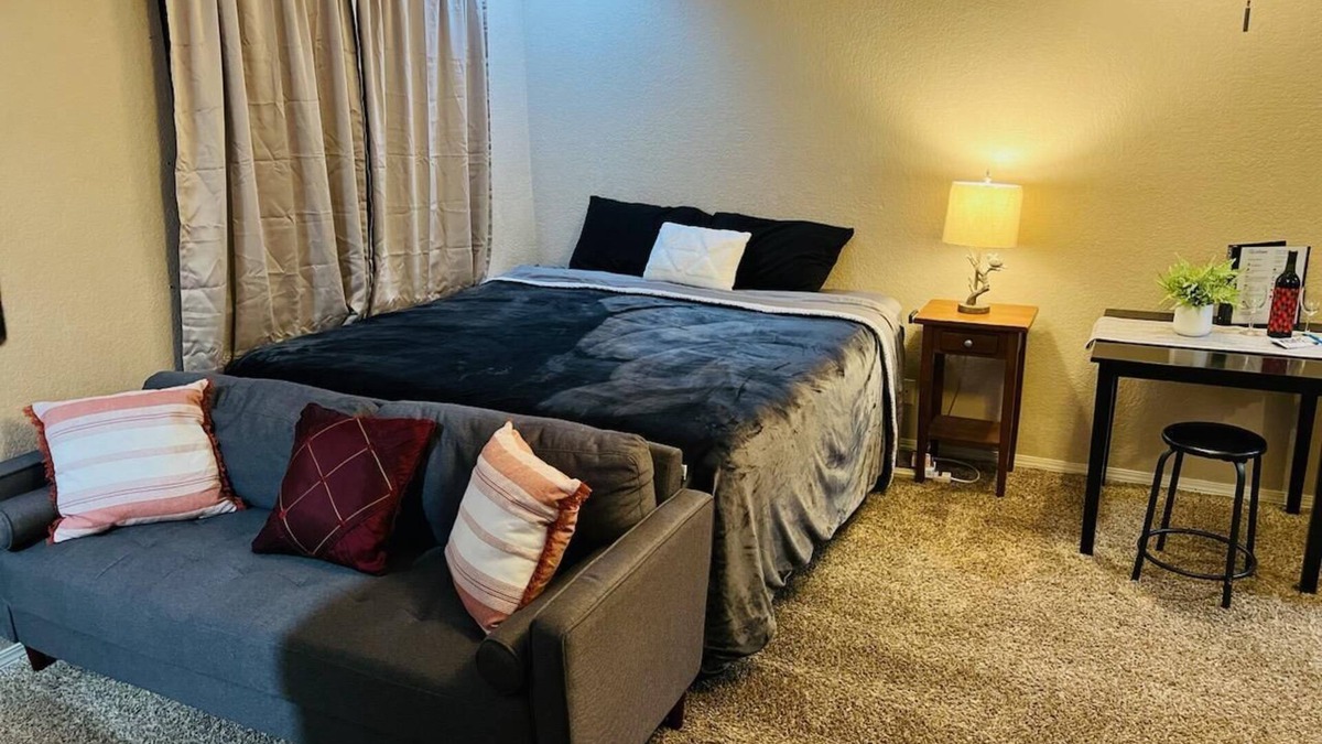 Roseville Apartment | Modern Studio With Full Kitchen & Bathroom