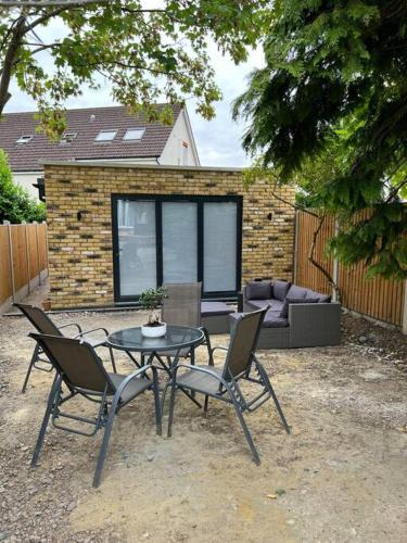 Loughton House | Modern Studio with parking in shared garden