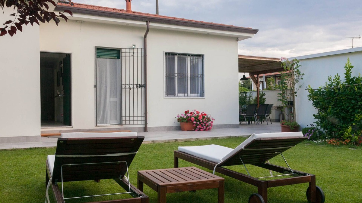 Marina di Carrara House | Modern style house with large enclosed garden.
