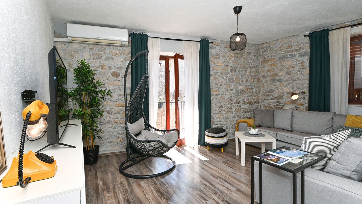 Kastel Kambelovac Apartment | Modern & stylish apartment Kambelovac 1 for up to 5 persons, 150m from the beach