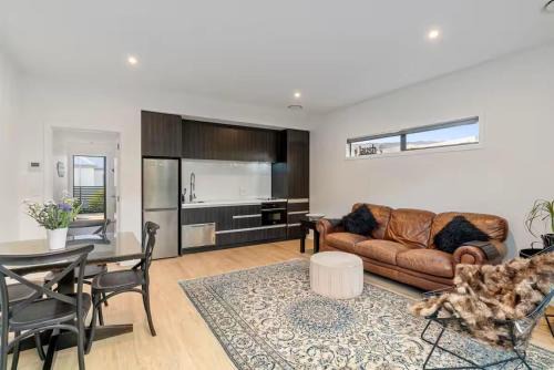 Wanaka Apartment | Modern stylish private one bedroom apartment