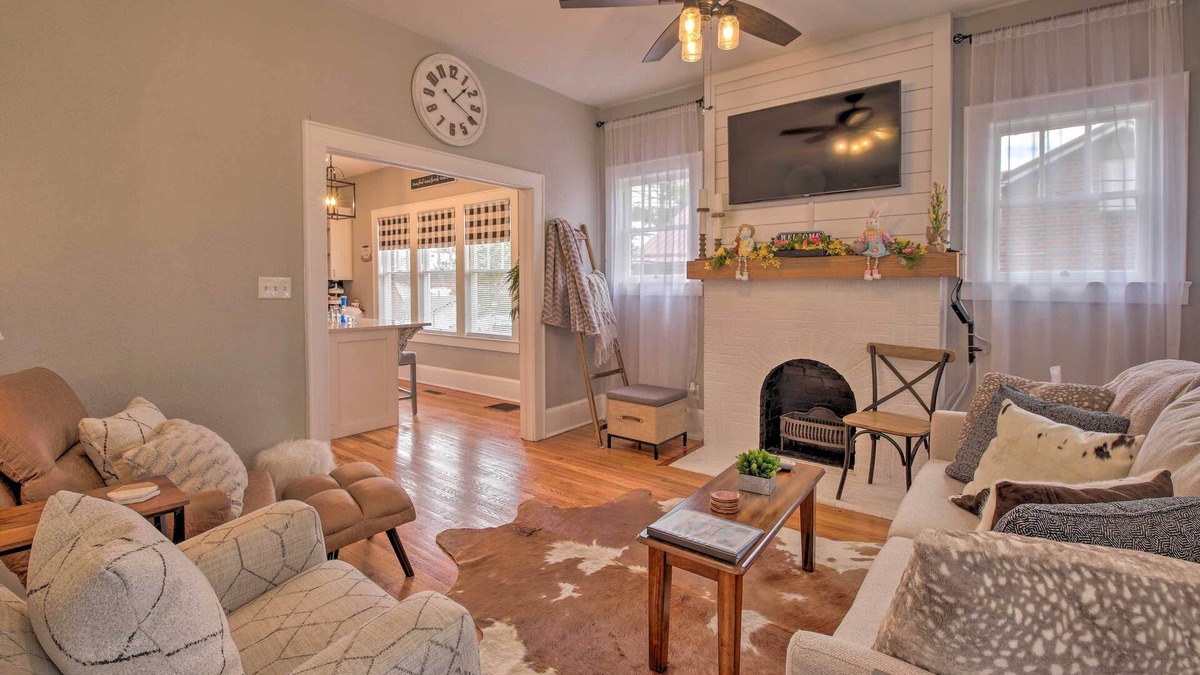 Jefferson City House | Modern, Sun-Lit Retreat w/Fire Pit & Yard!