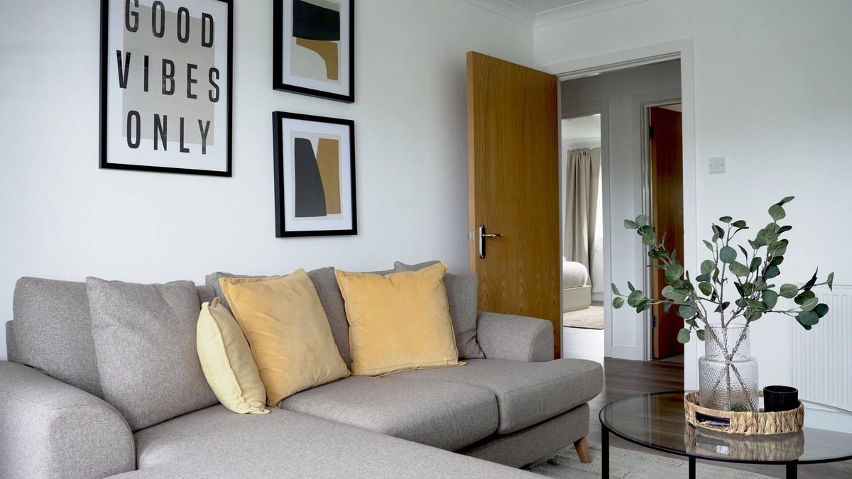 Coatbridge Apartment | Modern Sunnyside Penthouse