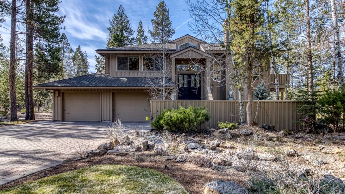 Deer Park House | Modern Sunriver Luxury Home with Fenced Turf Pet Yard, Large Kids Room, SHARC !