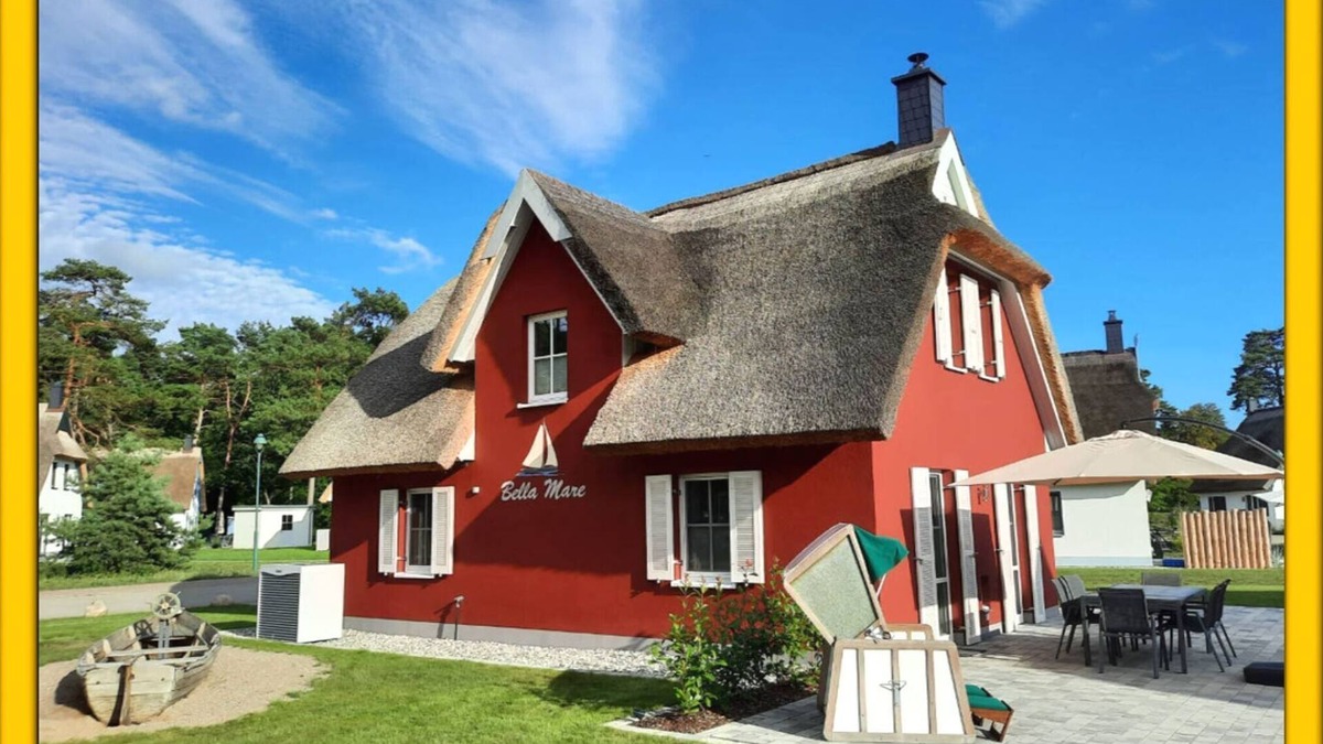 Zirchow House | Modern thatched Baltic Sea holiday home on Usedom with sauna, fireplace & sun terrace