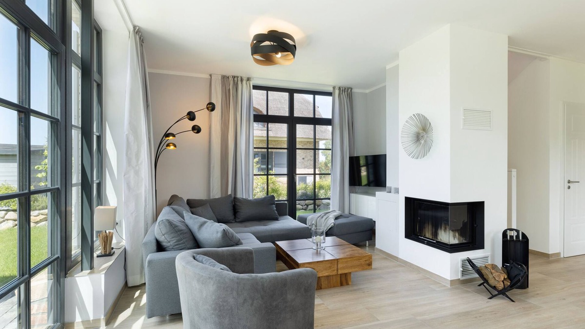 Hohenkirchen House | Modern thatched roof house "Haus Strandperle" with fireplace and sauna near the beach