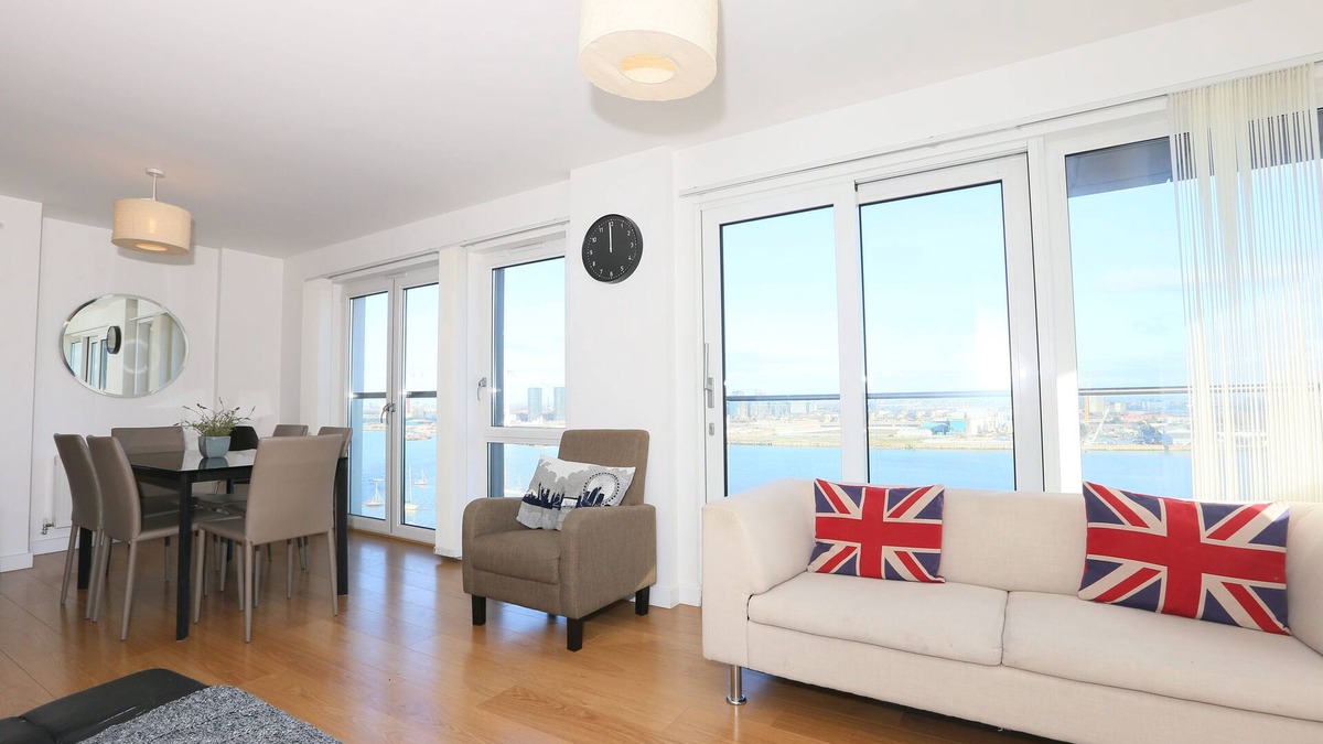Peninsula Apartment | Modern Three bedroom apartment R0168