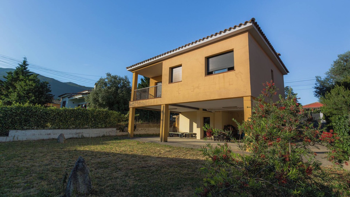 Macanet de Cabrenys House | Modern Town House in Maçanet