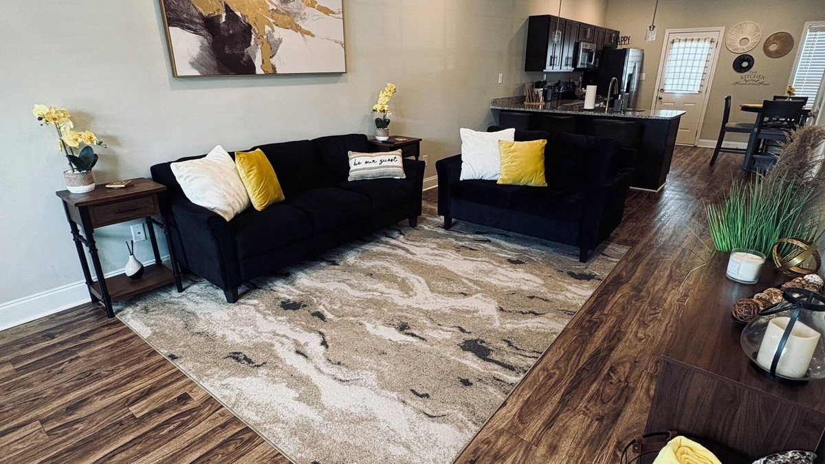 Clarksville Condo | Modern Townhome, King Bed, Near Shops & I-24. 25 Mins to Ft. Campbell