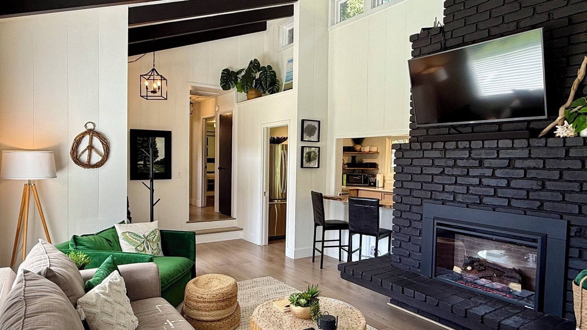 Little River House | Modern & Tranquil ~ Minutes to Mendocino Village ~ EV Charger ~ Hot Tub