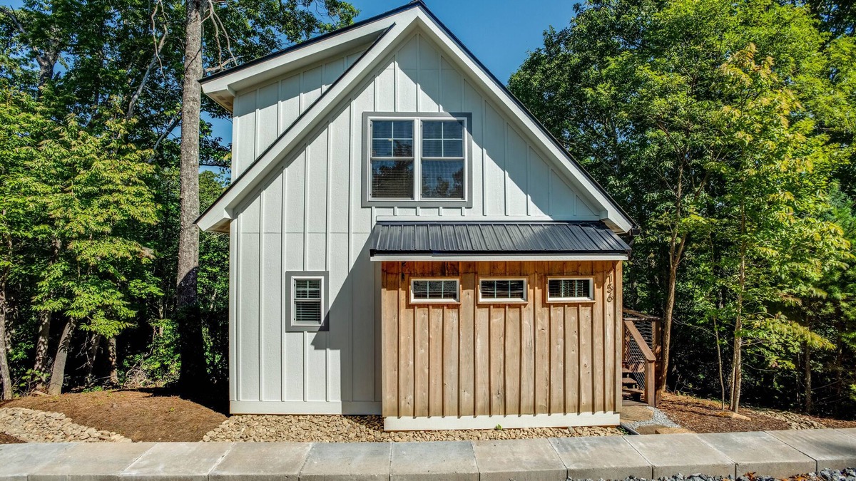 Valley Hill House | Modern Treetop Cottage with Covered Deck – Near Historic Hendersonville