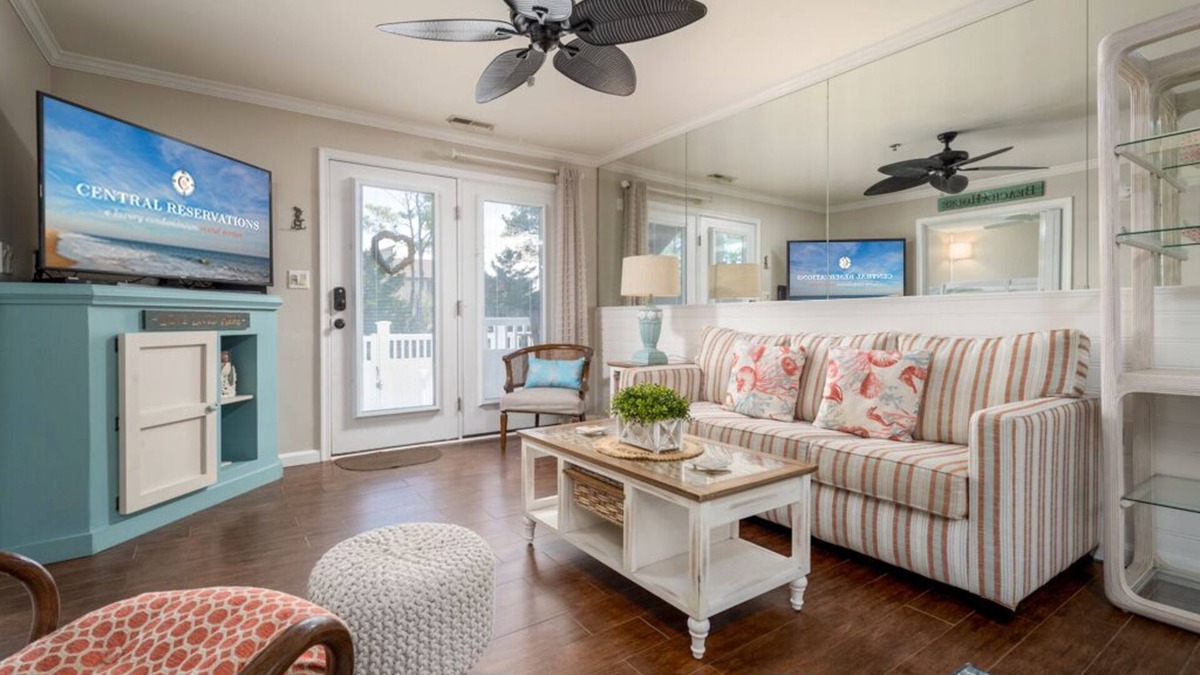 Heron Harbour Isle Condo | Modern Two Bedroom Condo With Outdoor Pool & Courtyard