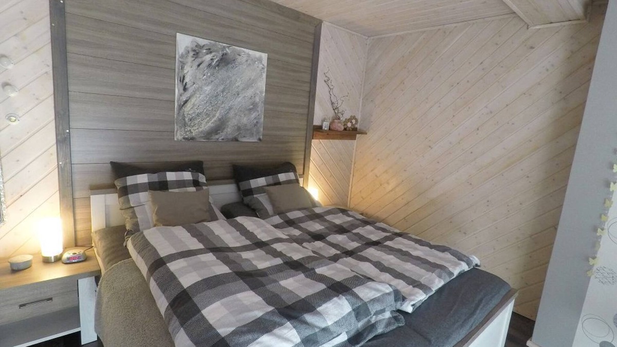 Kirchenlamitz Apartment | Modern und hochwertig ausgestattete 4-Sterne Ferienwohnung " Blütentraum"