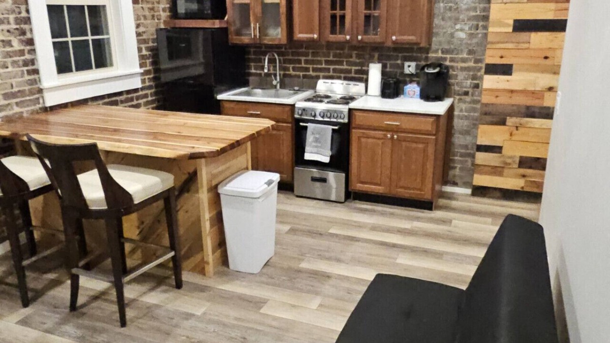 Maryville Apartment | Modern & Upscale 1BR Apartment in GREAT Location!