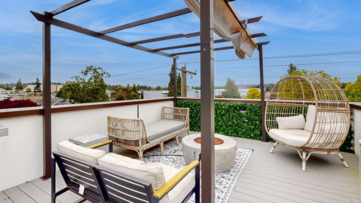Greenwood House | Modern, urban townhome with rooftop patio views, gas grill and fire pit