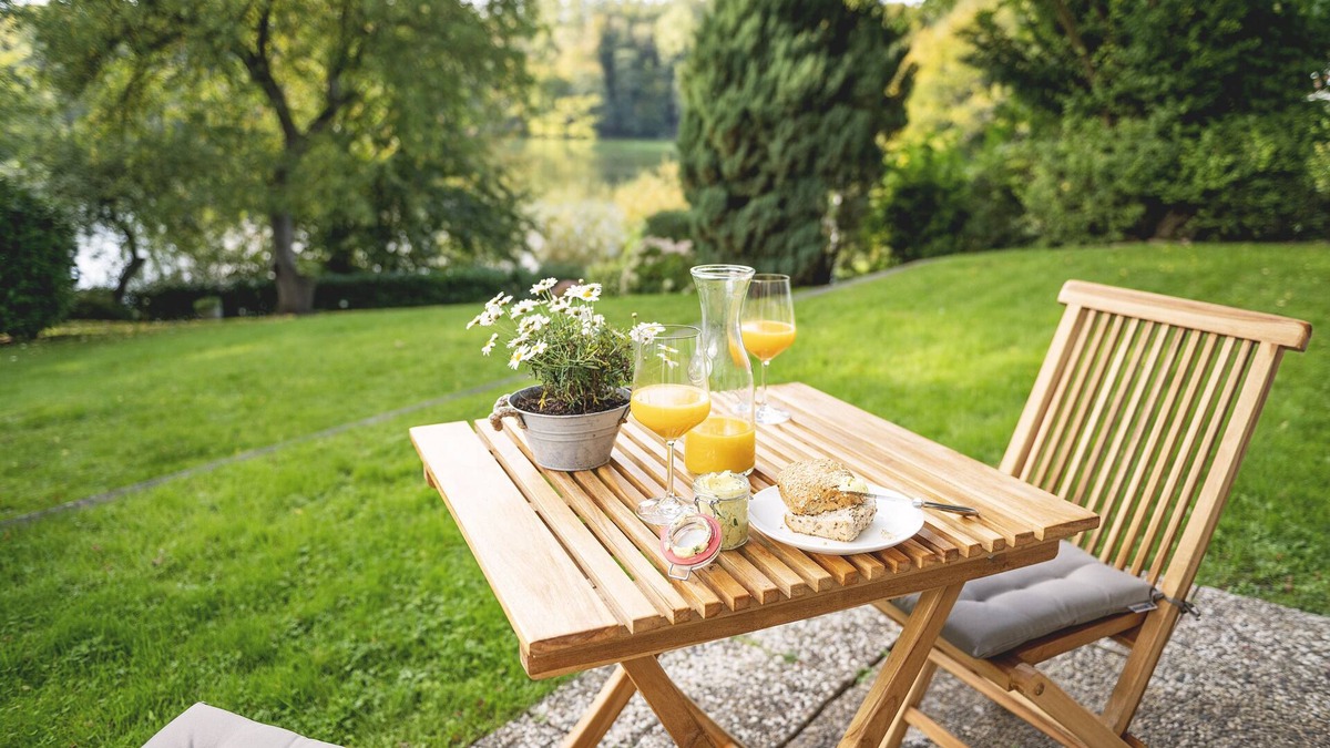 Gluecksburg Apartment | Modern vacation apartment directly on the Schloßsee, with its own terrace