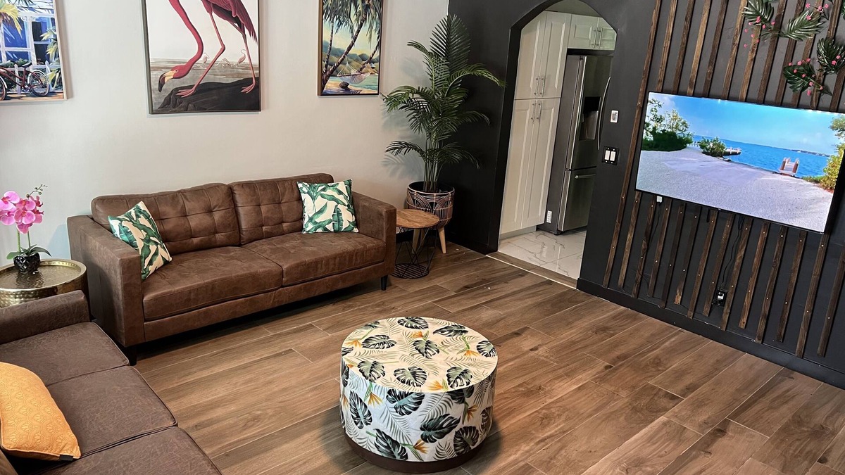 North Miami House | Modern Vacation Home with pool- Conveniently located to Restaurants & Beach