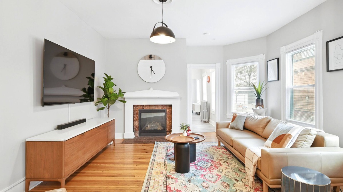 Springfield House | Modern Victorian 3BR 2BA Apt with Parking